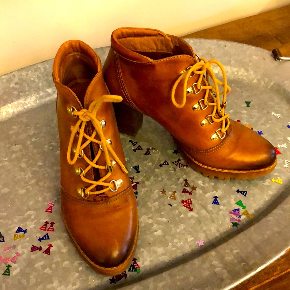 These boots are lightly worn, all leather, lace ups. Padded cushioning insoles.